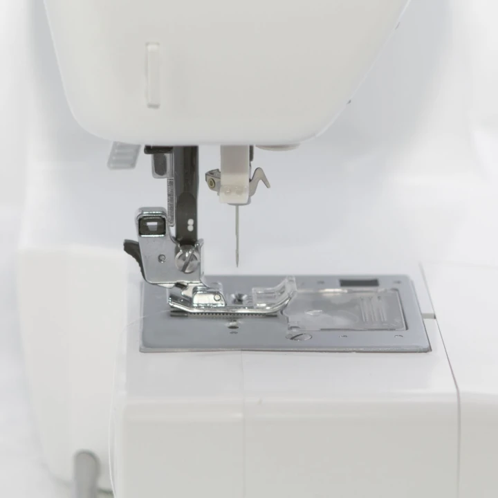 Maszyna do szycia Malwina 2070 ze stolikiem i nićmi #11