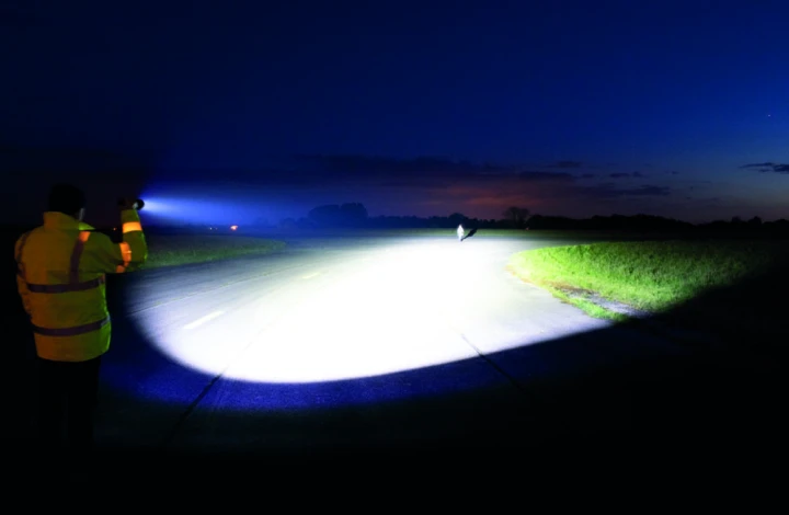 Latarka NightSearcher Magnum 11600, ładowalna 230V, IP-67