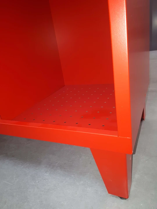 Szafa ubraniowa STR400/1 na cokole, pojedyncza z uchwytem na kask