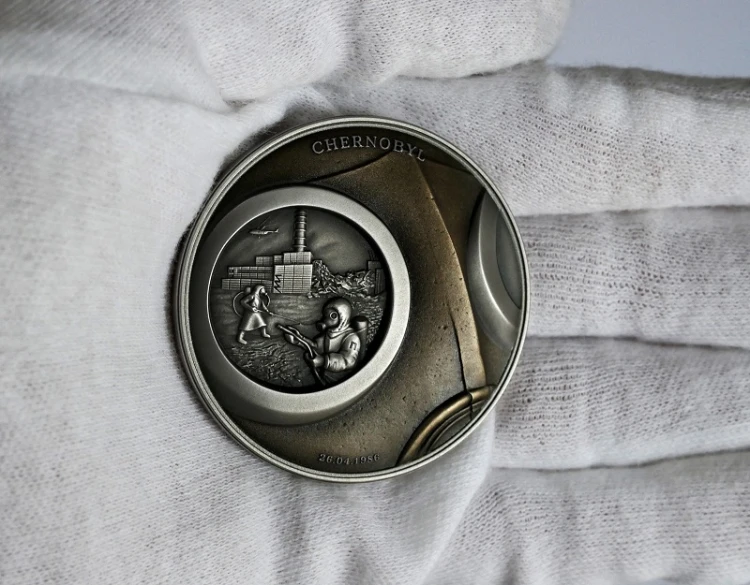 Srebrna moneta 5$ Czarnobyl prezentacja