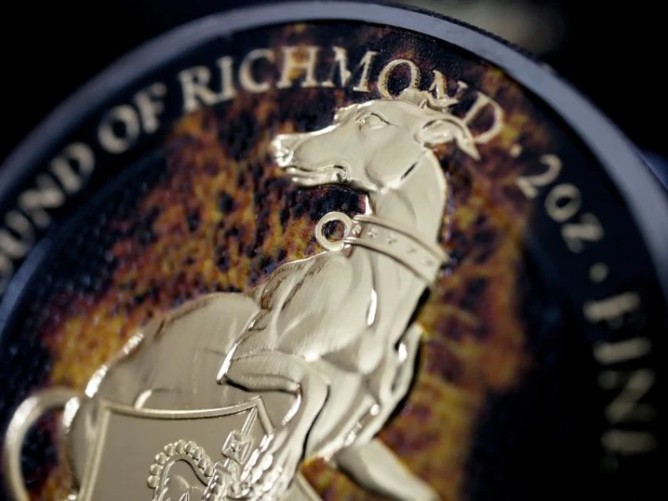 Srebrna moneta 5£ Płonący Biały Chart z Richmond rewers detal1