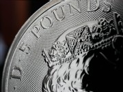 Srebrna moneta 5£ Płonący Biały Chart z Richmond awers detal